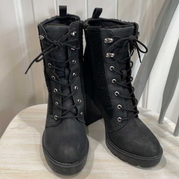 Dolce Vita Dixy Lace Up Sherpa Rugged High Heeled Black Boots Sz 8.5 - Picture 4 of 6